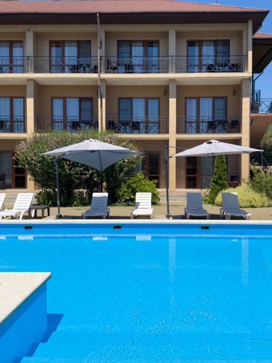 Открытый подогреваемый бассейн с удобной римской лестницей